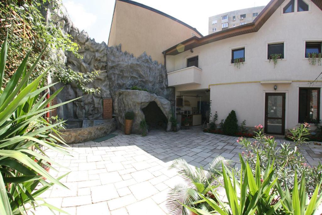 City Garden Rooms And Apartments Бухарест Екстер'єр фото